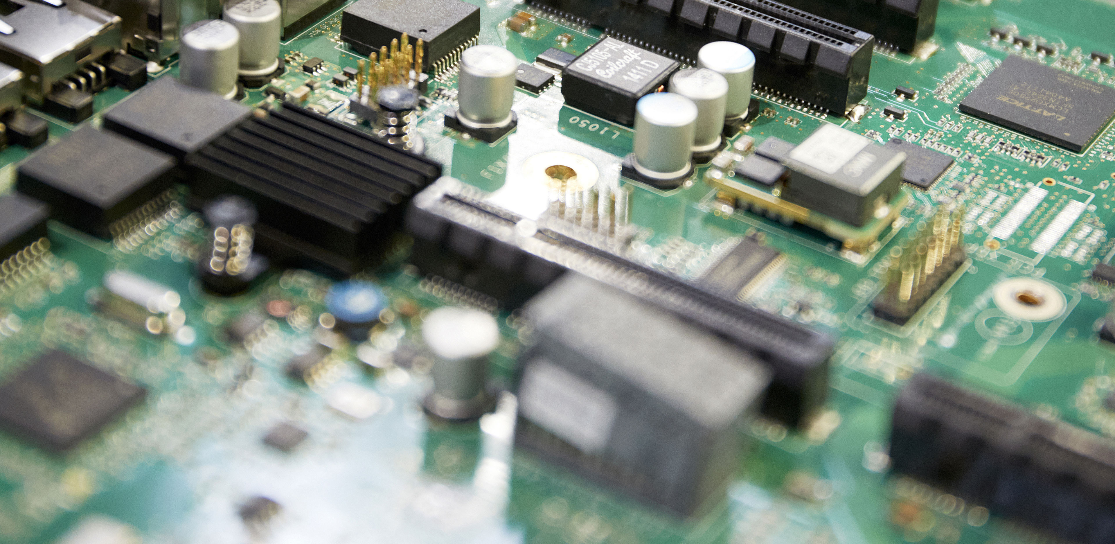 Närbild på ett grönt kretskort.